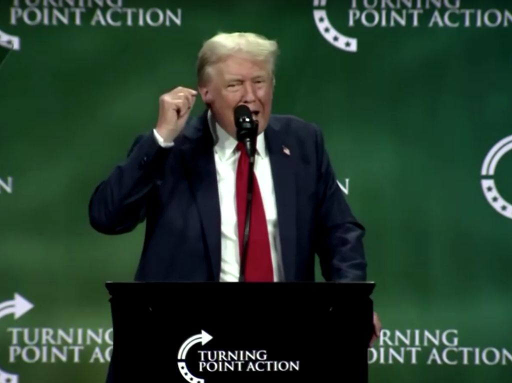 Trump Pamer Sudah Lepas Perban di Telinga yang Kena Tembak